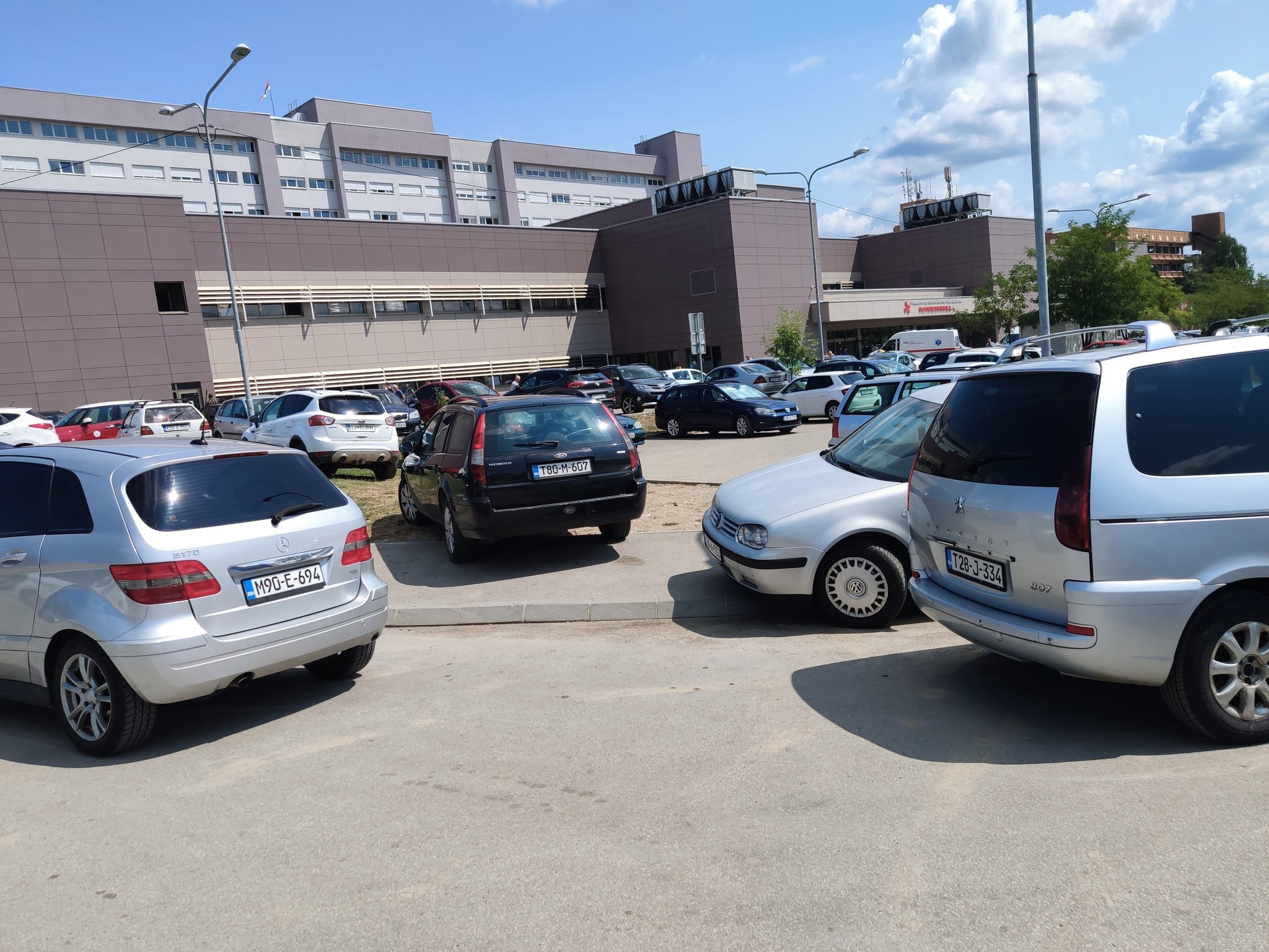 “ONAJ RASIPA PARE NE PJEVALJKE” Na UKC stanje katastrofalno, nema ni lijekova, ni parkinga, ni garaže (FOTO)