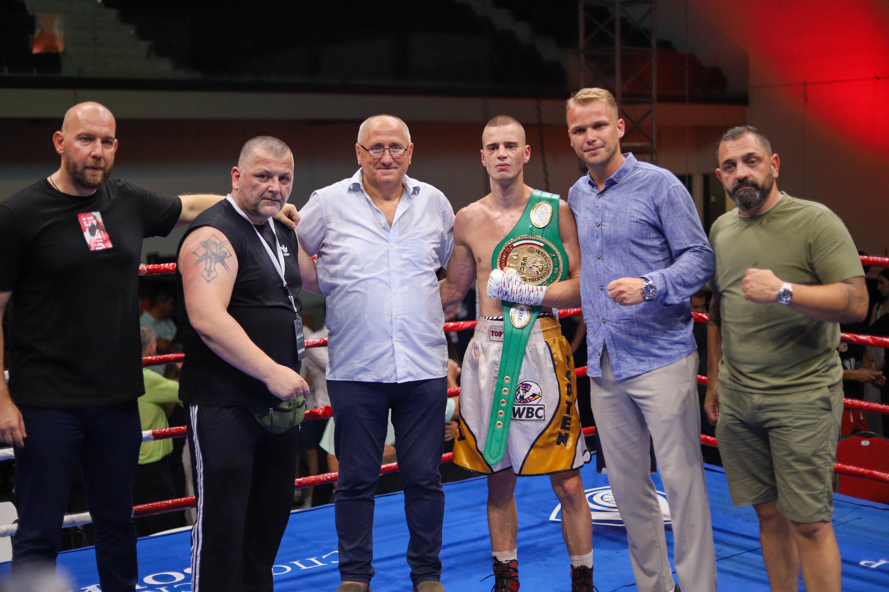 REVIJA BOKSA U BANJALUCI Banjalučanin Tomislav Vukomanović profesionalni prvak svijeta (FOTO)