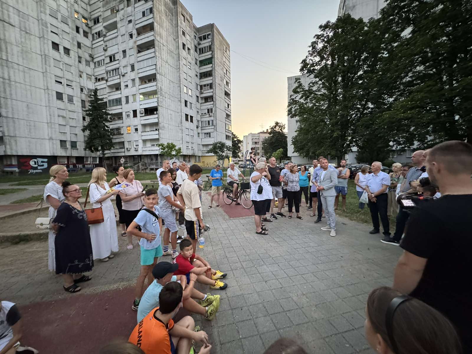 Stanivuković sa mještanima Borika koji se bore protiv izmjena regulacionih planova