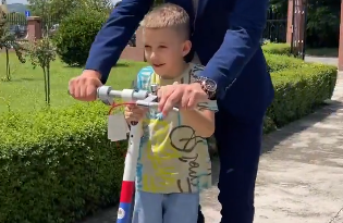Stanivuković pokloni dječaku Lazaru nezaboravan poklon za Vidovdan (VIDEO)
