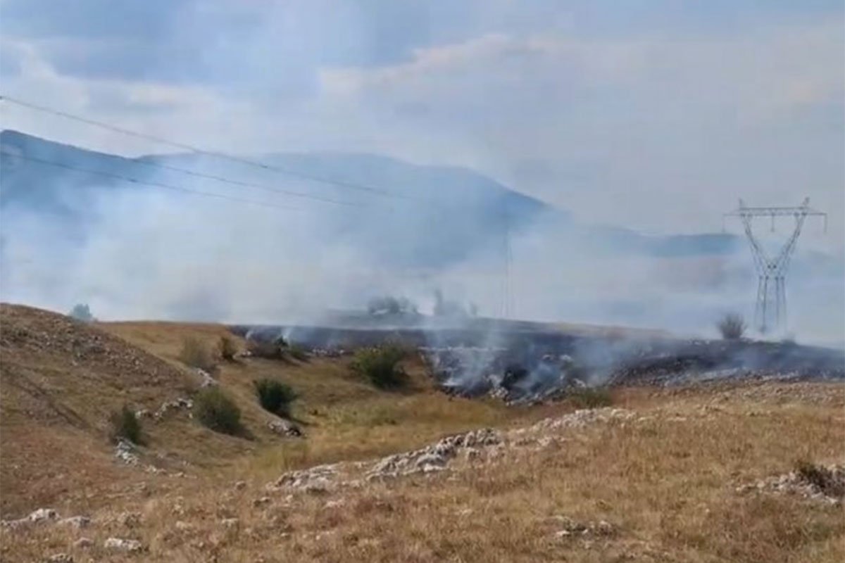 PONOVO POŽAR KOD GACKA Vatra ugrožava kuće, angažovani helikopteri (VIDEO)