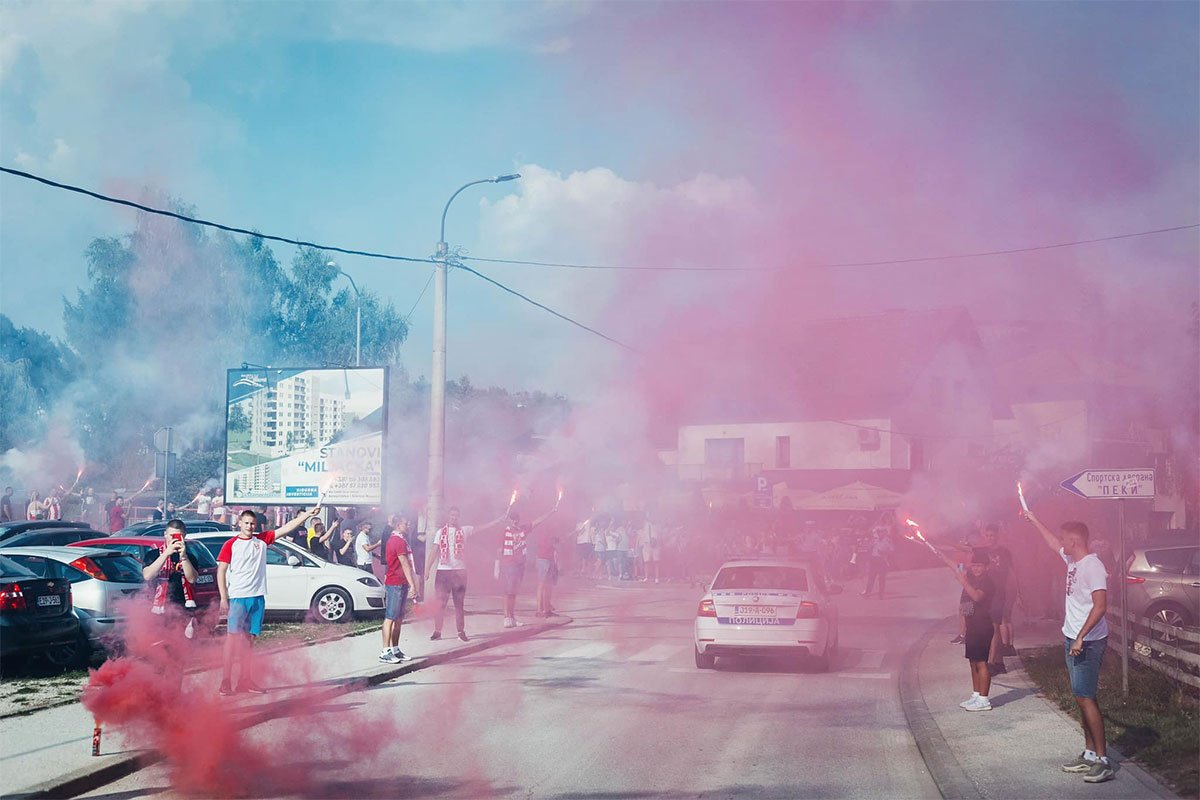 Veličanstveno dočekani navijači Crvene zvezde u Srpskoj (VIDEO)