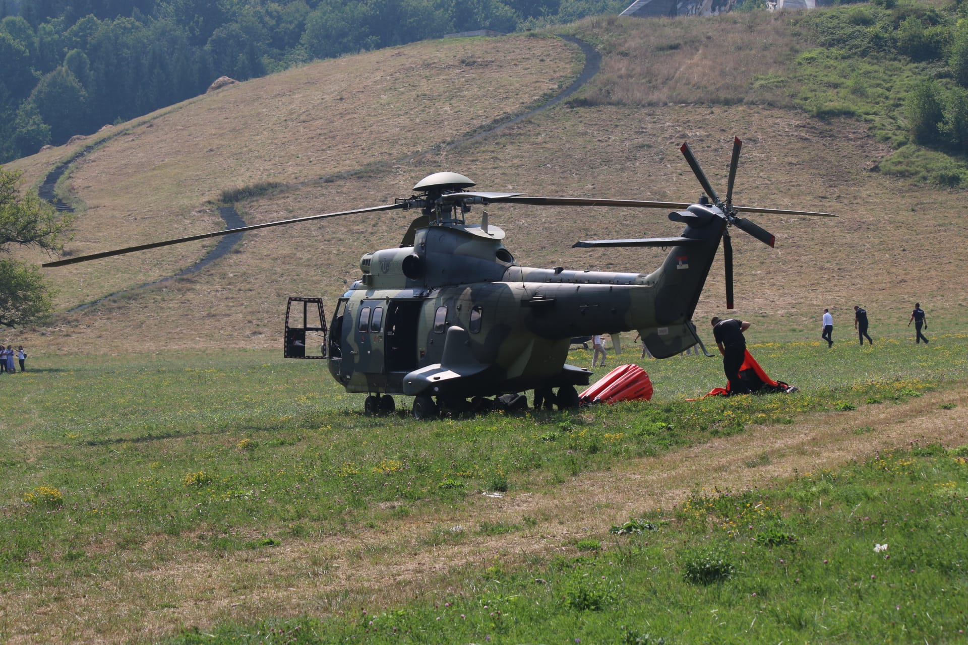 Dva helikoptera za gašenje požara iz Srbije stigla na Tjentište (FOTO)