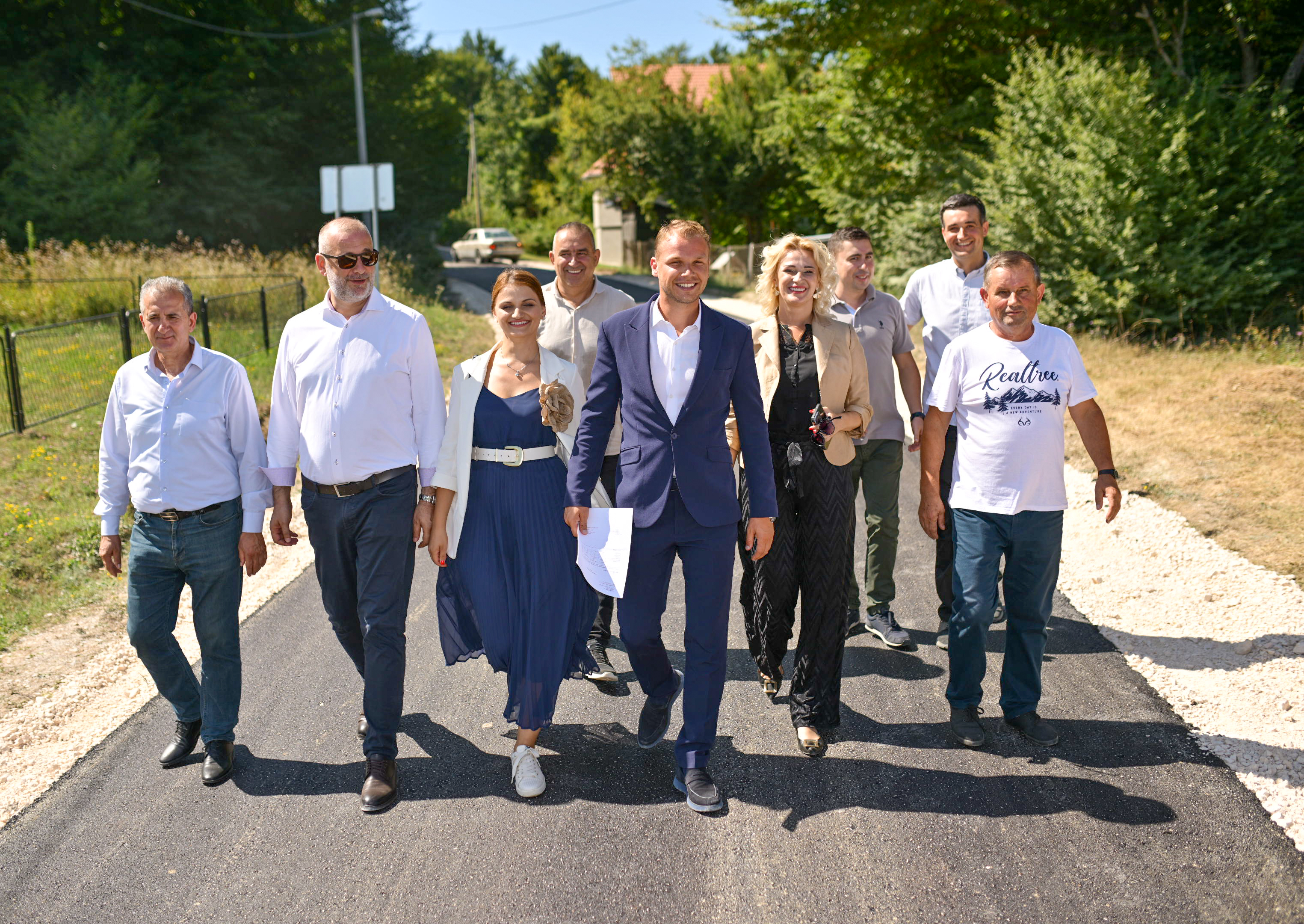 Mještani dobili novi asfalt: Gradonačelnik sa saradnicima obišao Rajkovac (FOTO)