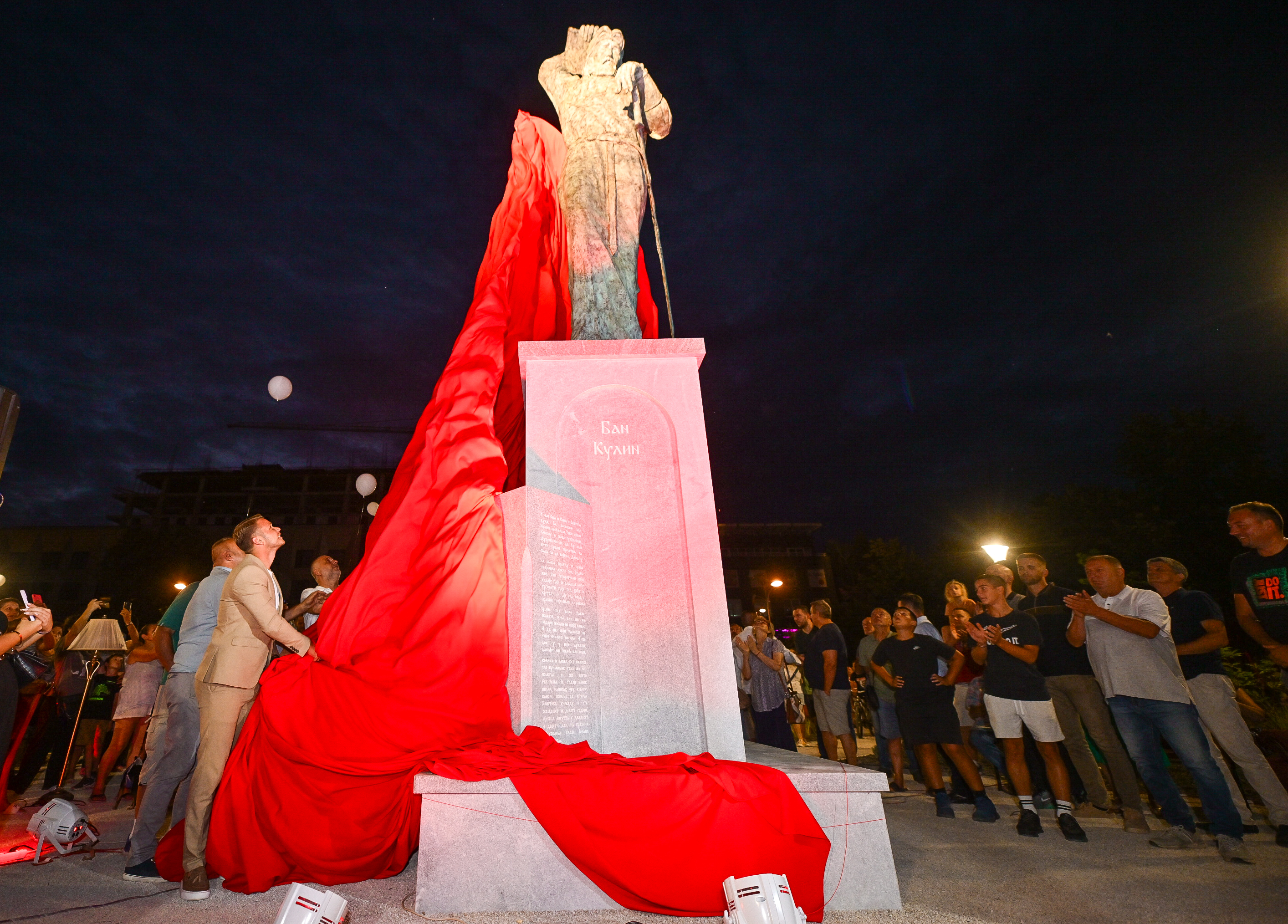 Svečano otvoren “Park knjige”: Novu oazu u centru grada krasi i Spomenik Kulinu banu (FOTO, VIDEO)