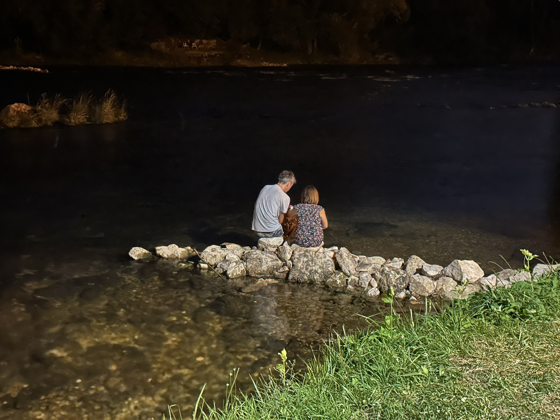 Tropska noć iza nas: Banjalučani tražili osvježenje u Vrbasu (FOTO)