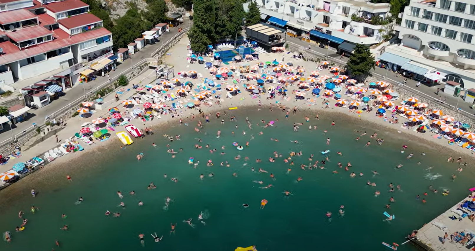 Popularnost Neuma nije opala: Ležaljke načičkane jedna do druge, do mora ne može da se prođe od ljudi (VIDEO)