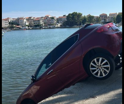 “Snašli se za parkranje” Dva automobila zamalo da završe u moru (VIDEO)