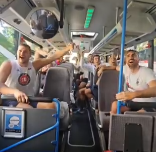 Ovako su u autobusu slavili košarkaši Srbije nakon pobjede (VIDEO)