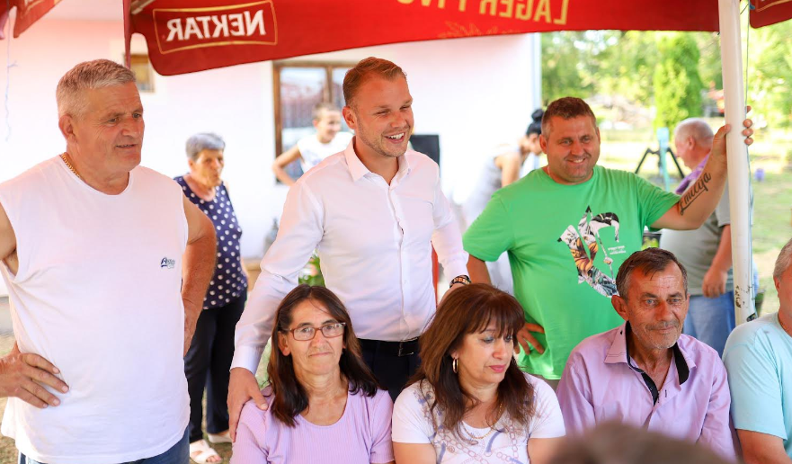 U opuštenoj atmosferi: Stanivuković u Pervanu razgovarao sa mještanima (FOTO)