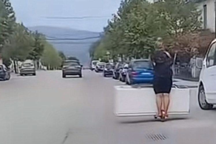 PAROLA “SNAĐI SE” Žena na trotinetu prevozi frižider (VIDEO)