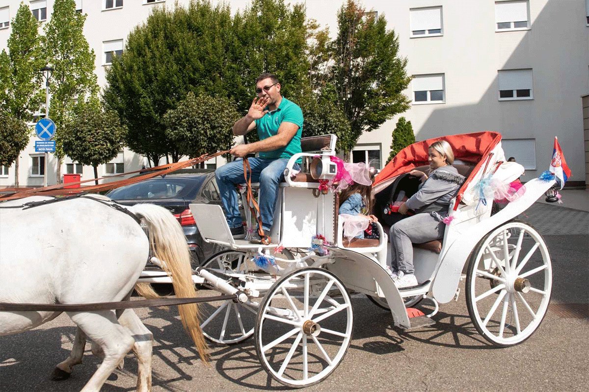 ROMANTIKA NA DJELU Tata ispred bijeljinske bolnice mamu i bebu dočekao u bijeloj kočiji