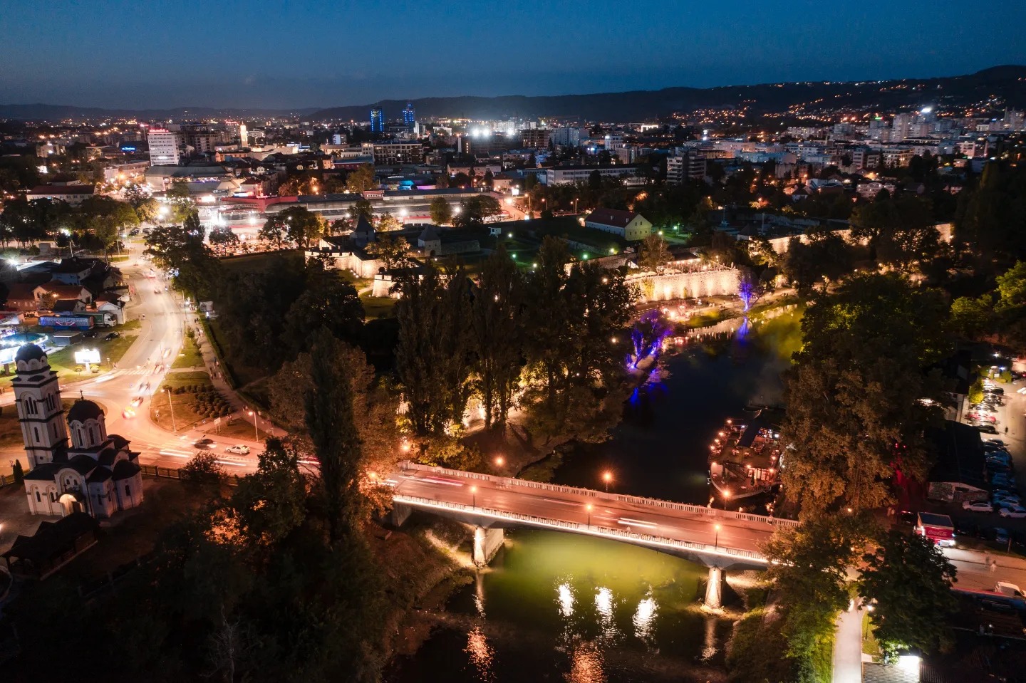 Prvi put zasijao i Gradski most: Banjaluka dobila novu dionicu šetališta uz rijeku Vrbas (FOTO)