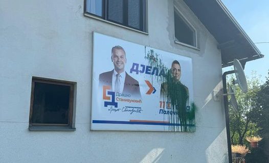 “Jasno je da imamo posla sa vandalima i nasilnicima” Palačković pokazala još jedan uništen plakat PDP-a (FOTO)