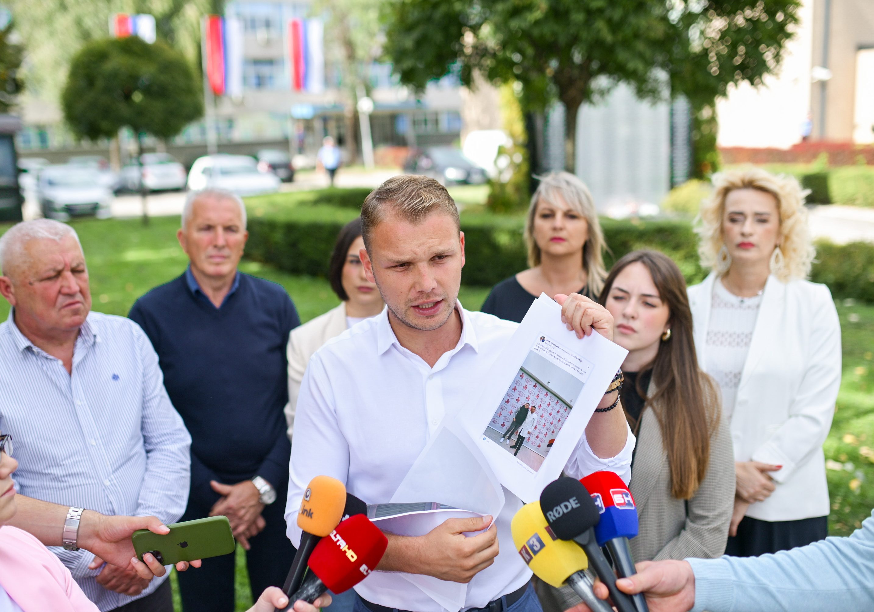 “Banjaluka pod opsadom nasilnika koji su članovi SNSD-a” Stanivuković predao policiji dokaze o prijetnjama njegovim saradnicima (FOTO, VIDEO)