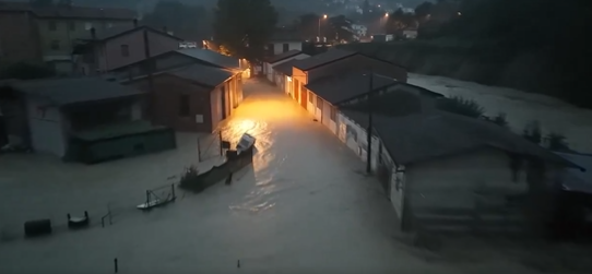 POPLAVE U ITALIJI Evakuisano više od 1.000 ljudi (VIDEO)