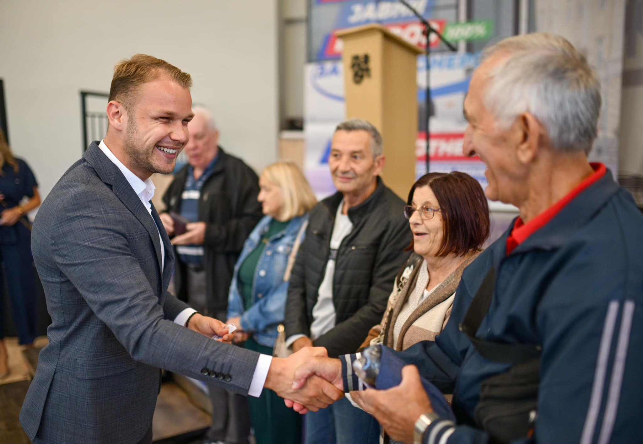 Nastavljena podjela besplatnih kartica za penzionere