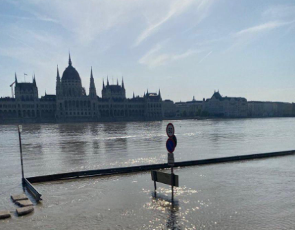 Mađarska se sprema za poplave: Parlament izgleda kao ostrvo (FOTO, VIDEO)