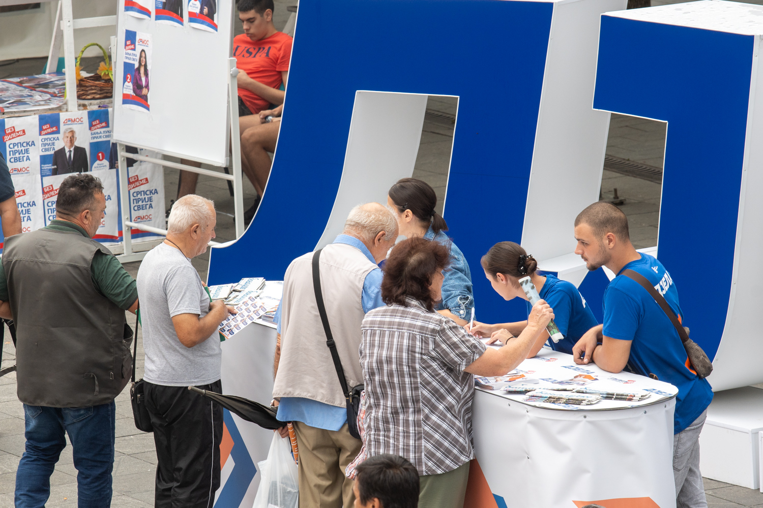 Kampanja na Trgu Krajine u punom jeku, štand PDP-a privlači veliku pažnju (FOTO)