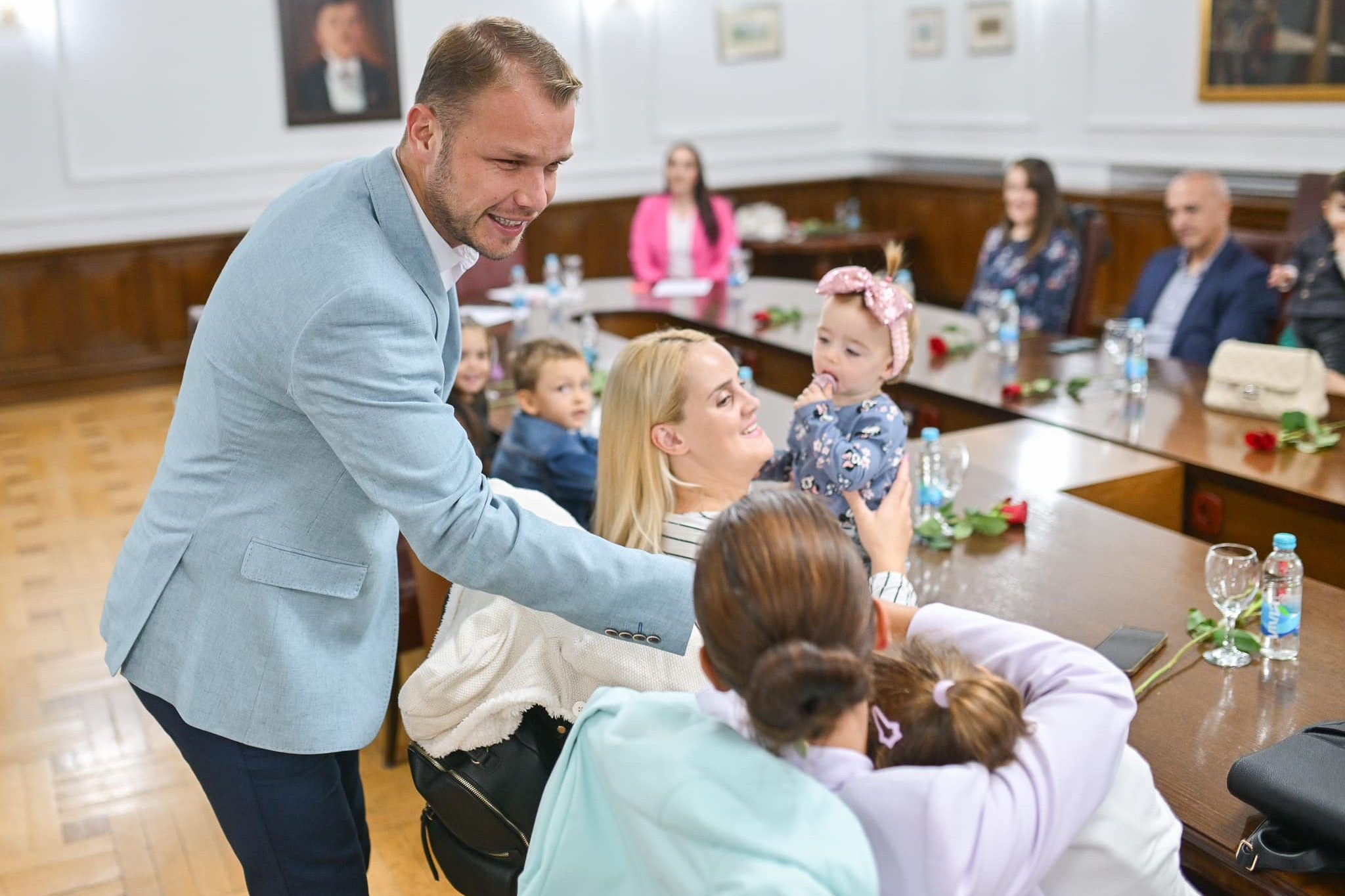 OGROMNA POMOĆ Gradonačelnik uručio novčana sredstva povodom rođenja djeteta