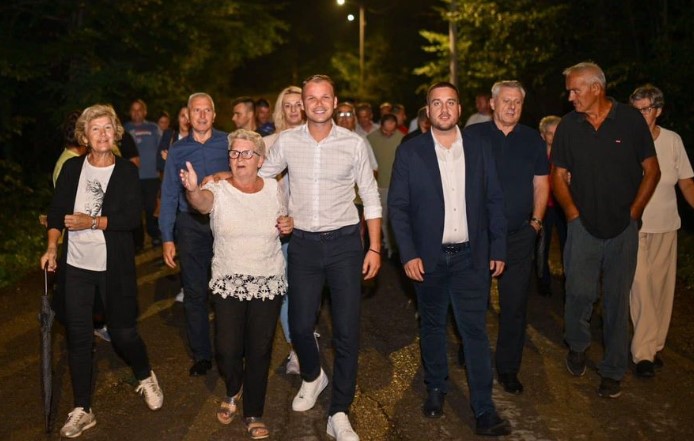 MAĐIR DOBIO RASVJETU Drinić poručio “Naša politika je na strani građana” (FOTO)