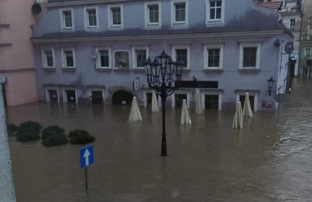 BORBA SA PLJUSKOVIMA Pukla brana u Poljskoj pod naletom vode (FOTO/VIDEO)