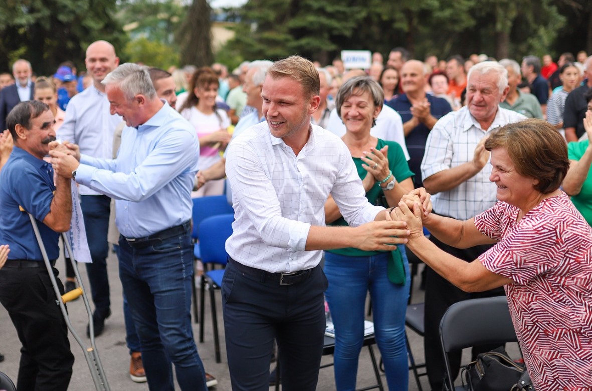 Stanivuković NA TRIBINI U ZALUŽANIMA: Pozivamo građane da glasaju za DJELA, a ne za prazne priče (FOTO, VIDEO)