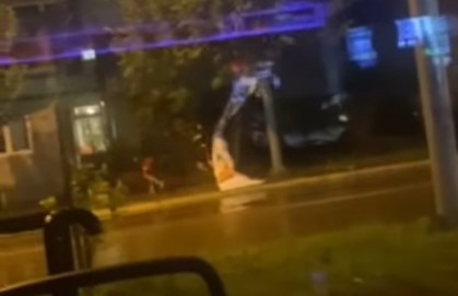 PRLJAVA KAMPANJA Vandali kidaju bilbord Draška Stanivukovića (VIDEO)