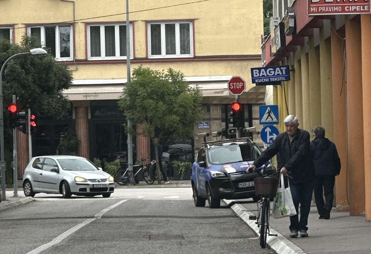 PRIMJER ZA GRAĐANE? Vozilo Trivićeve nepropisno parkirano u centru Banjaluke