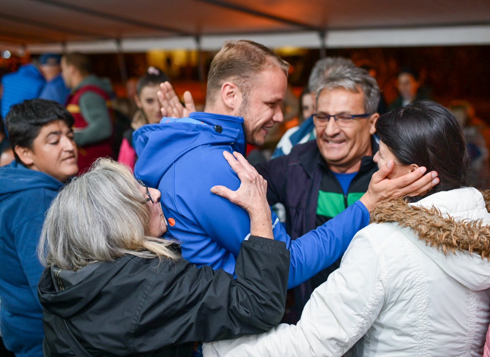 OVACIJE, APLAUZI, ZAGRLJAJI! PDP večeras u Vrbanji, mještani oduševljeni Stanivukovićem (FOTO)