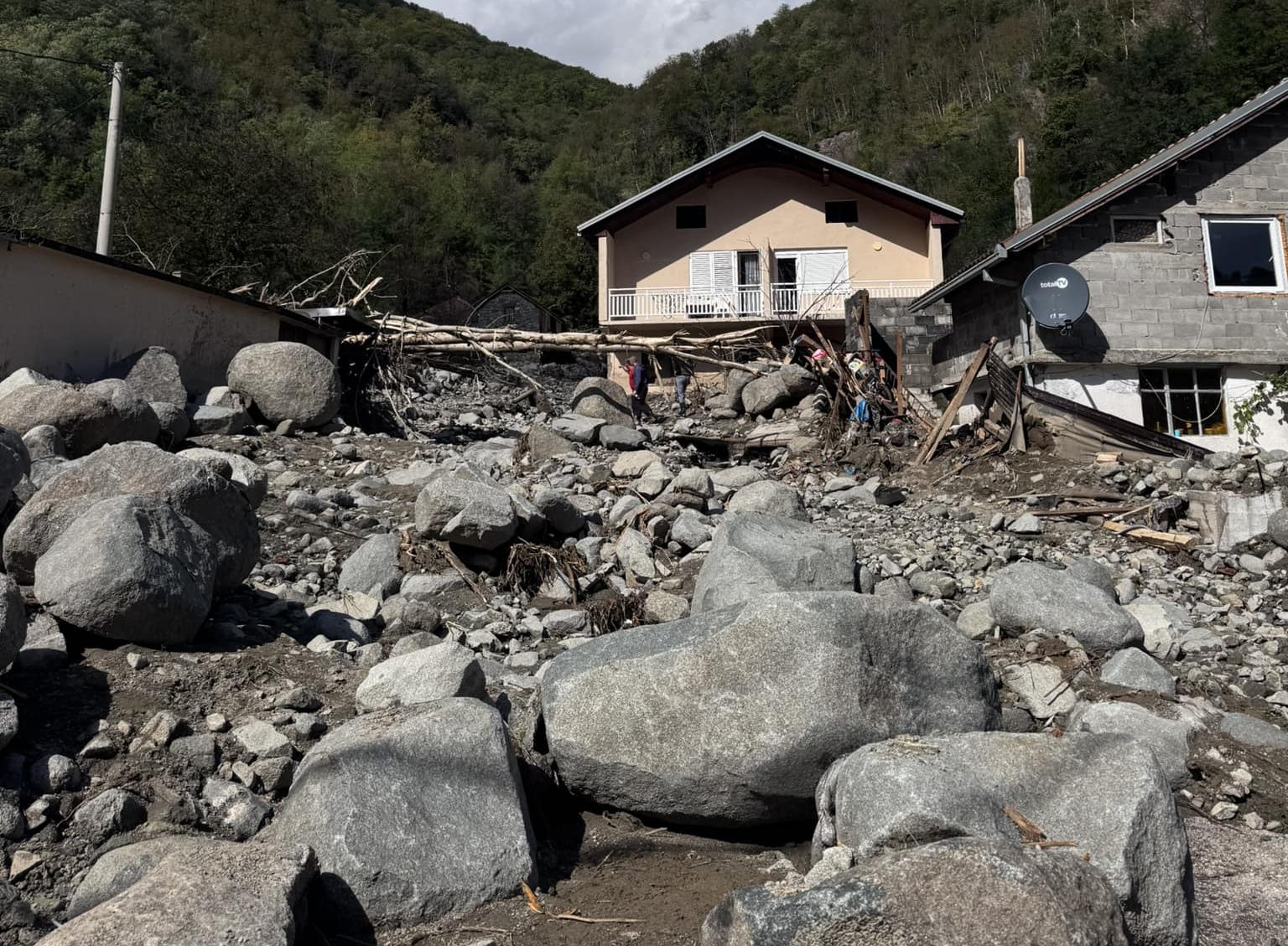 Pogledajte kako izgleda malo selo pored Jablanice nakon poplava (FOTO, VIDEO)