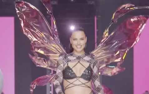 POTPUNO PODMLAĐENA Adrijana Lima šokirala na “Victoria’s Secret” reviji (VIDEO)