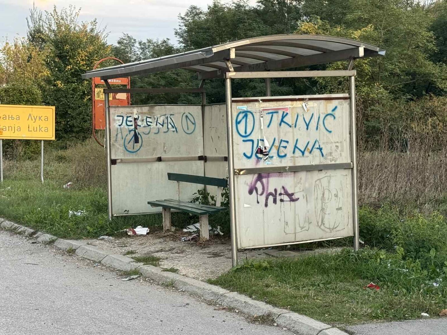 Pristalice Jelene Trivić sprejevima išarali autobuska stajališta