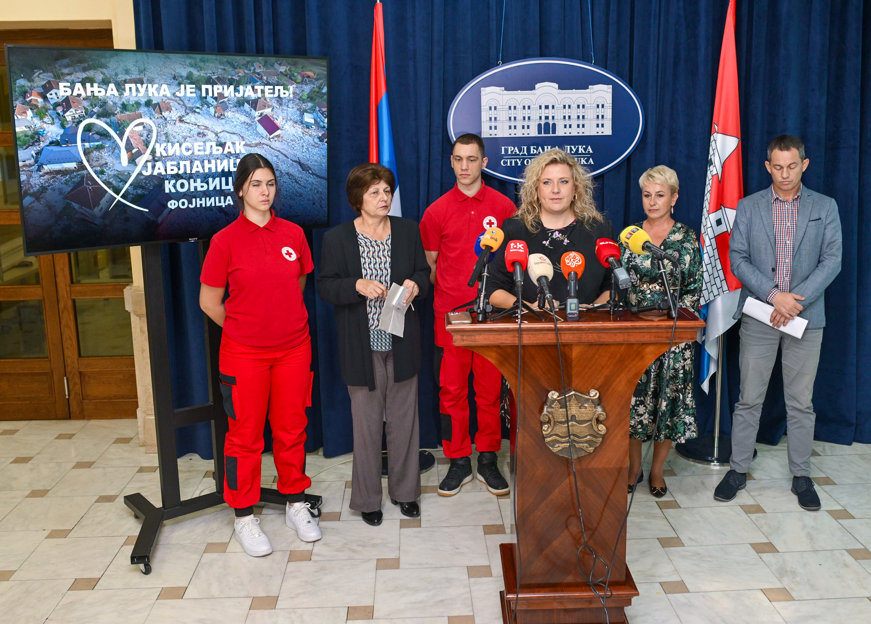 Potrebna voda, čizme, higijena…Pokrenuta humanitarna akcija „Banjaluka je prijatelj“ (VIDEO)