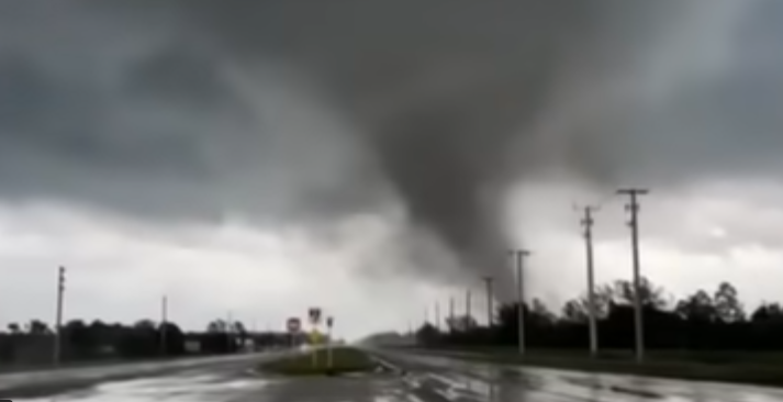 Trka vozila i ogromnog tornada na Floridi (VIDEO)