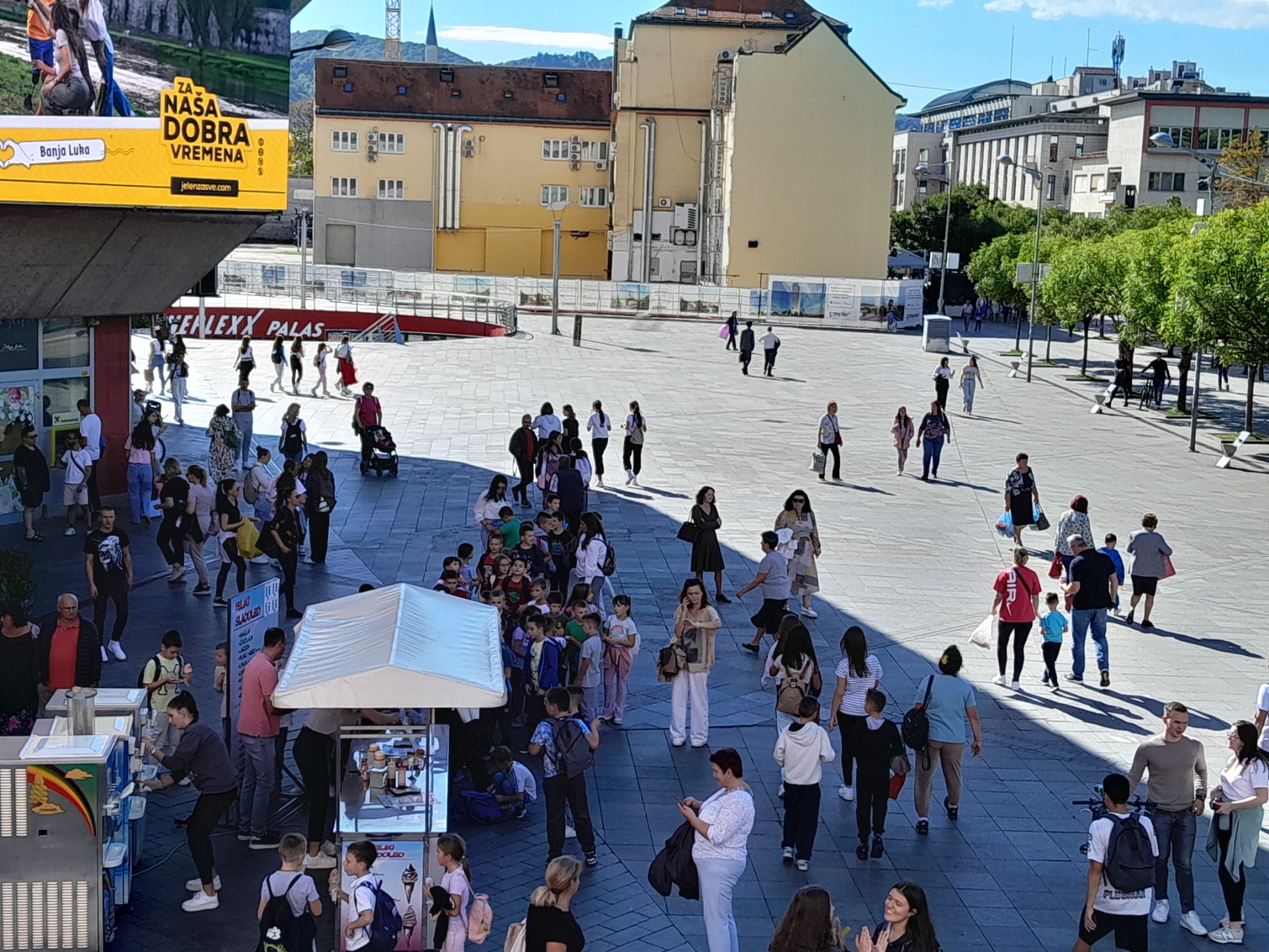 Oktobar u Banjaluci: Napravio se red za sladoled