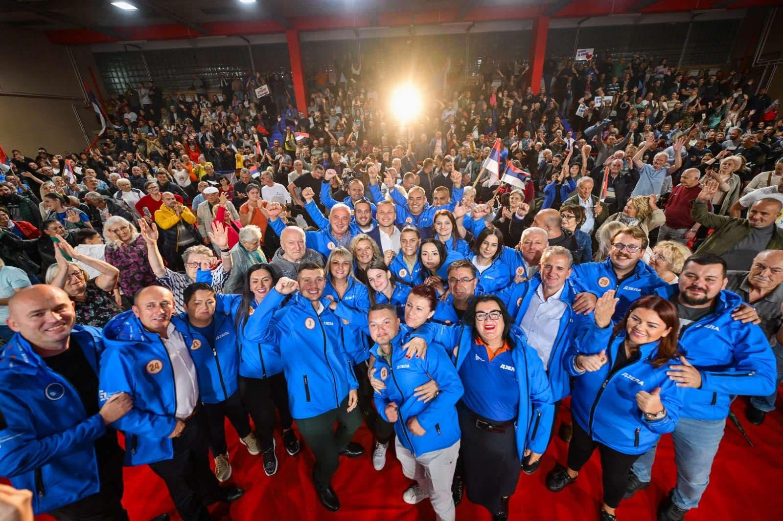 DVORANA OBILIĆEVO ISPUNJENA DO POSLJEDNJEG MJESTA Građani dali snažnu podršku kandidatima PDP-a (FOTO)