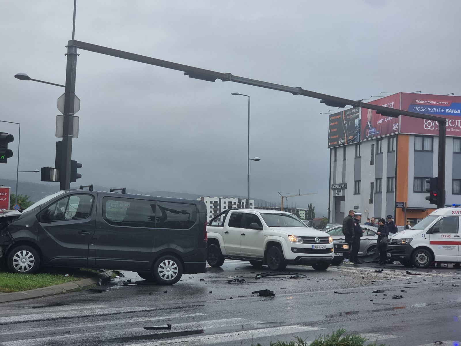 Vozite oprezno: Sudar automobila i kombija kod Kramara