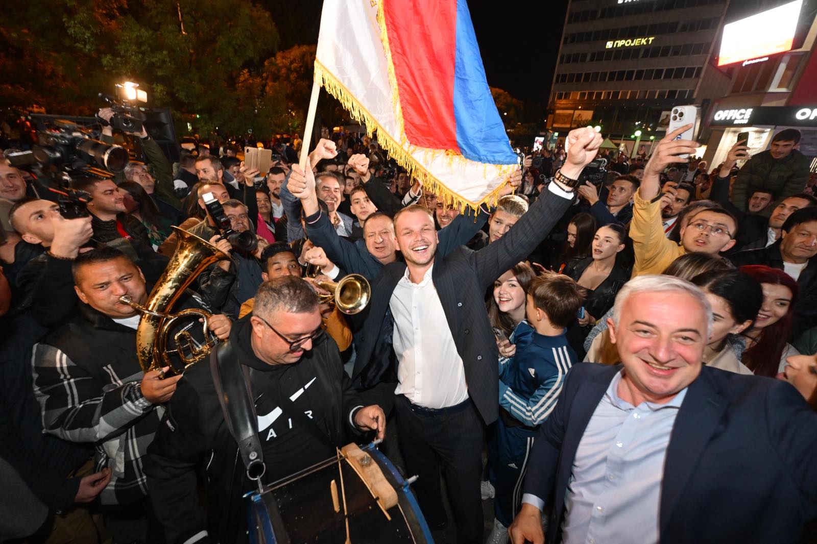 “Svijet voli pobjednike” Stanivuković slavi pobjedu na Trgu krajine (FOTO, VIDEO)